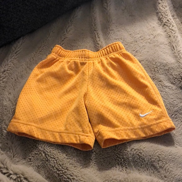 🎉4 for $20 Boys Orange Nike Mesh Shorts; size 3T - Picture 1 of 3